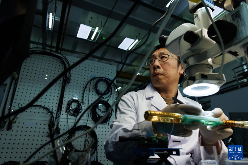 1月26日,在位于北京怀柔的中国科学院物理研究所综合极端条件实验装置极低温强磁场量子振荡实验站,实验站负责人、副研究员李岗在准备实验测量杆。