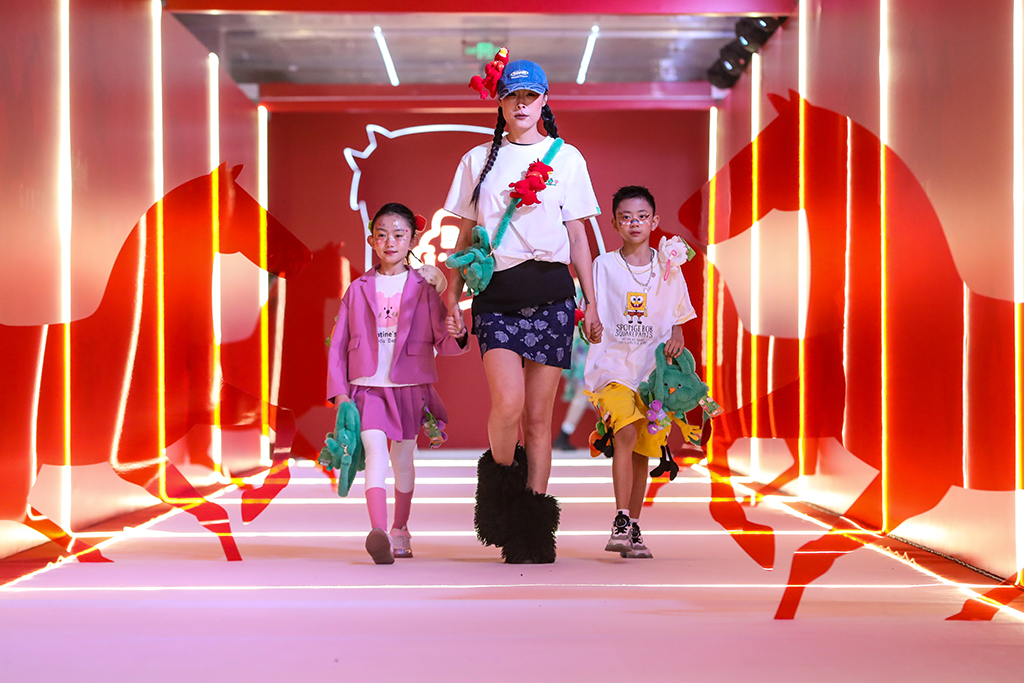 1月26日晚，在甘肃省博物馆一楼大厅，模特（中）佩戴新款马踏飞燕贺岁毛绒玩偶“红运当头马”走秀。