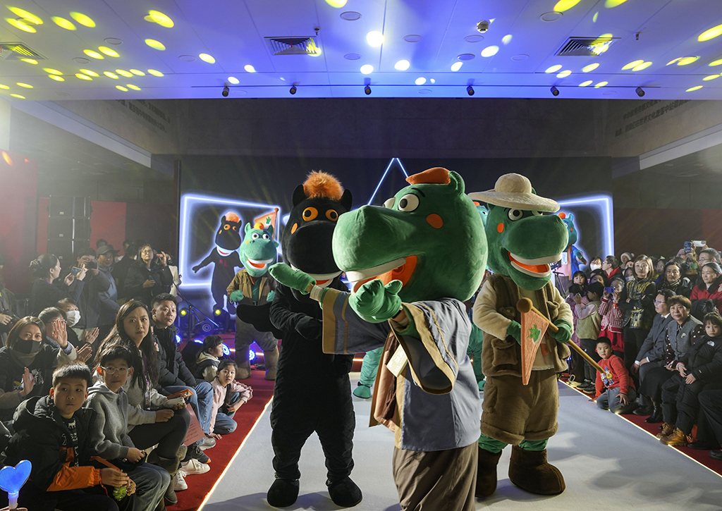 1月26日晚，在甘肃省博物馆一楼大厅，马踏飞燕IP人偶在“马力全开——博物馆启航夜”活动现场与观众互动。