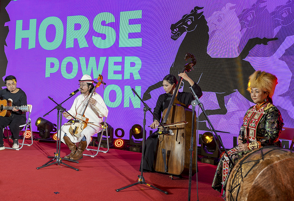 1月26日晚，在甘肃省博物馆一楼大厅，乐队在“马力全开——博物馆启航夜”活动现场演奏《万马奔腾》。