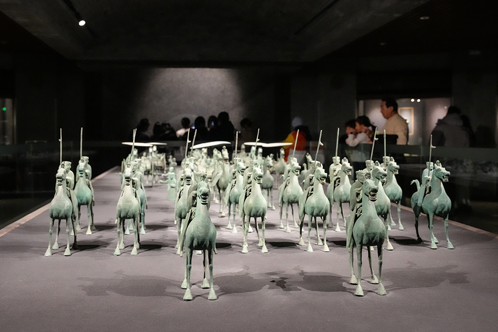 1月26日晚，在甘肃省博物馆二楼丝绸之路文明展厅，观众观看东汉铜车马仪仗队。