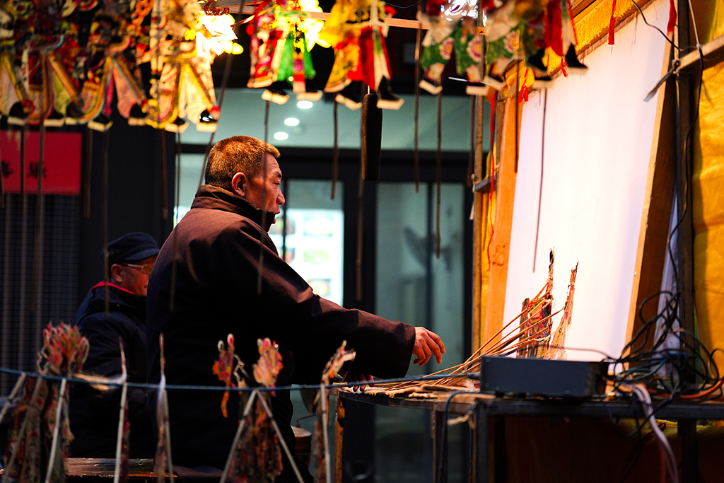 1月25日,周邦辉在青海省西宁市城北区表演皮影戏。