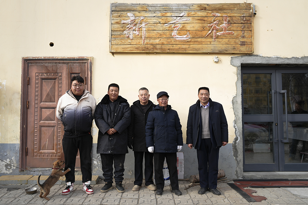 1月25日,在青海省西宁市大通回族土族自治县东柳村,新艺皮影社成员周德鹏、刘成玉、雷吉林、靳永义、周邦辉(从左至右)在出发前合影。