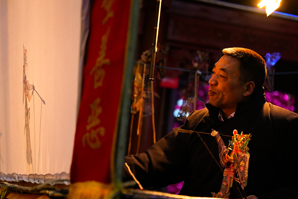 1月25日,周邦辉在青海省西宁市城北区表演皮影戏。