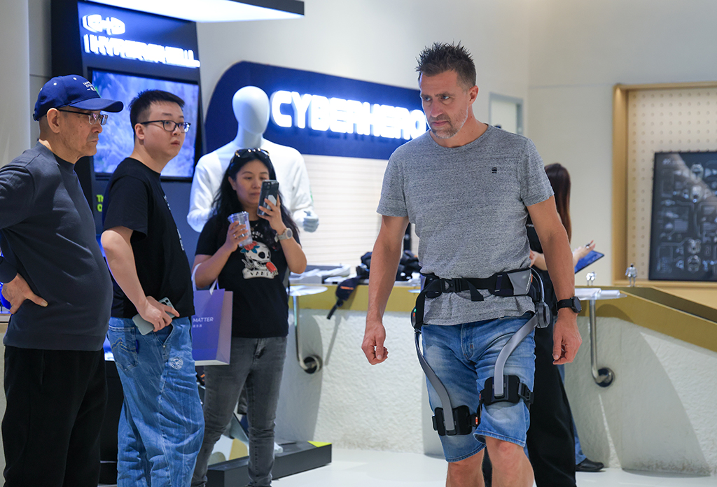 2026年1月18日,顾客在深圳市南山区的INNO100全球创新旗舰店体验外骨骼穿戴设备。新华社记者 毛思倩 摄