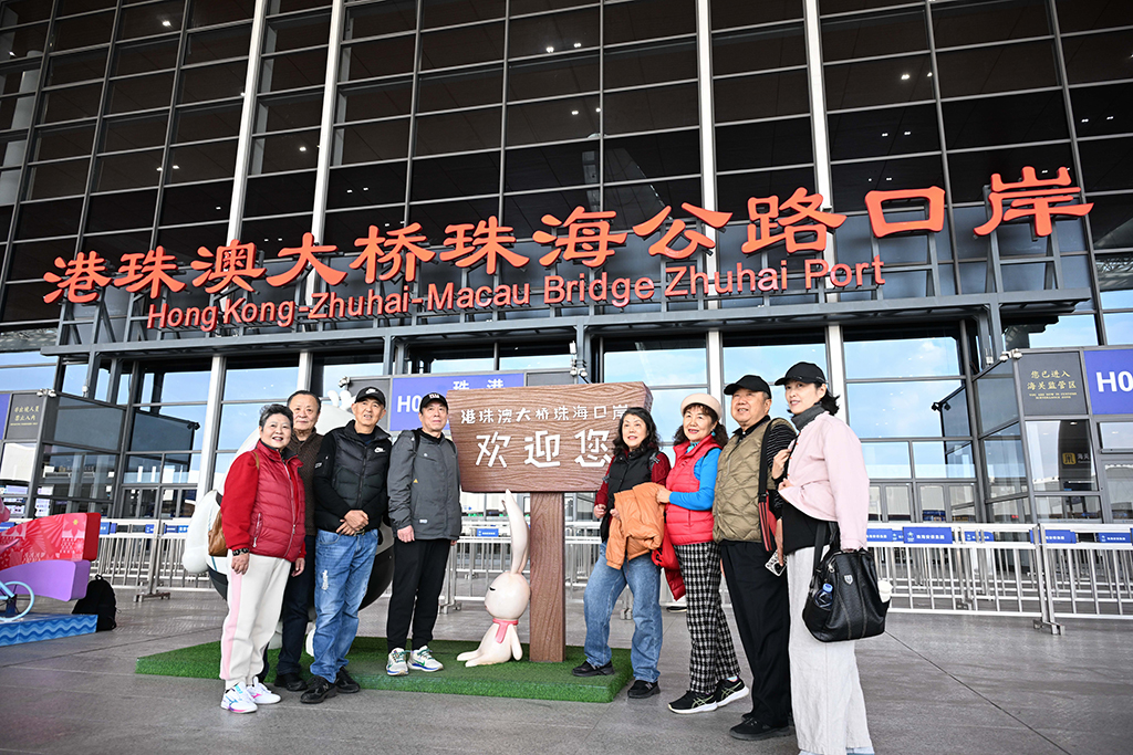 2026年1月6日,旅客在港珠澳大桥珠海公路口岸合影留念。新华社记者 邓华 摄