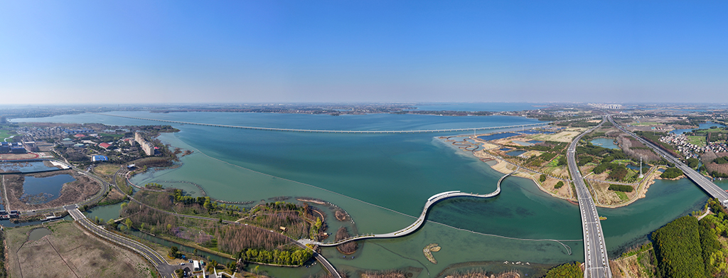 元荡慢行桥横卧元荡湖,连接江苏吴江和上海青浦两地(2025年3月17日摄,无人机照片)。近年来,江苏省苏州市吴江区与上海青浦、浙江嘉善通力协作,通过生态环境共保联治、智慧管理赋能生态安全、开展排污权交易试点等,持续夯实绿色发展根基,让长三角生态绿色一体化发展示范区底色更绿、环境更优、景色更美。新华社记者 季春鹏 摄