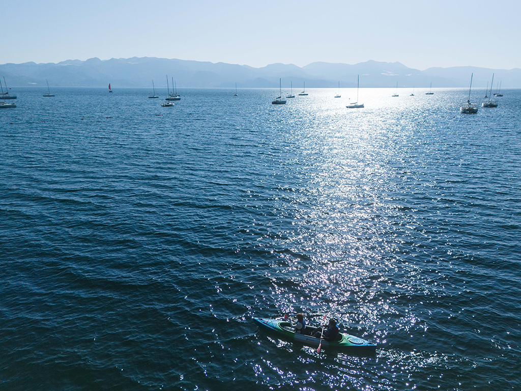 1月27日，游客在云南省玉溪市抚仙湖划船游玩（无人机照片）。