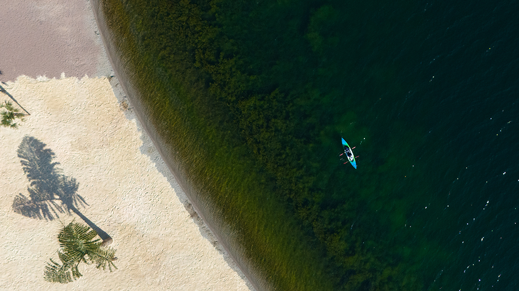 1月27日，游客在云南省玉溪市抚仙湖划船游玩（无人机照片）。