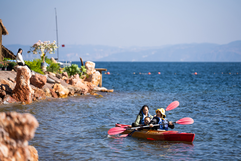 1月27日，游客在云南省玉溪市抚仙湖划船游玩。