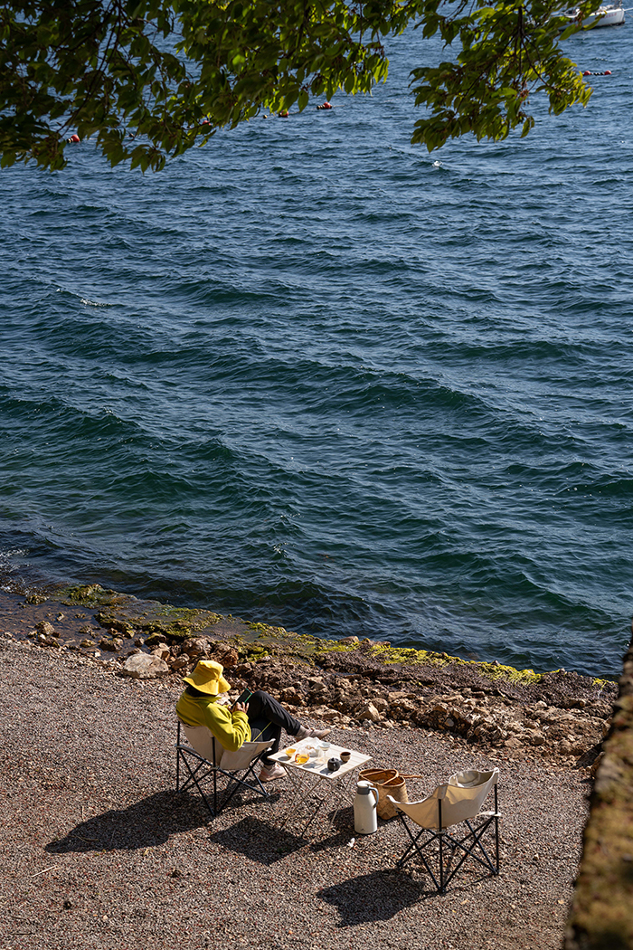 1月27日，游客在云南省玉溪市抚仙湖畔休闲。
