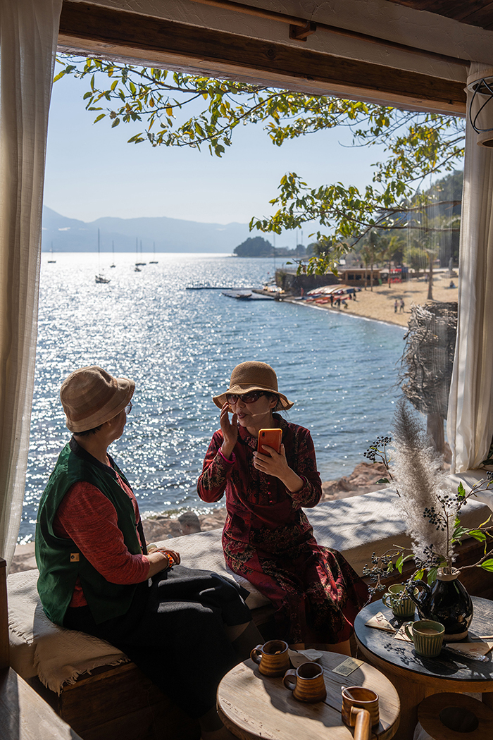 1月27日，游客在云南省玉溪市抚仙湖畔一家咖啡厅休闲。