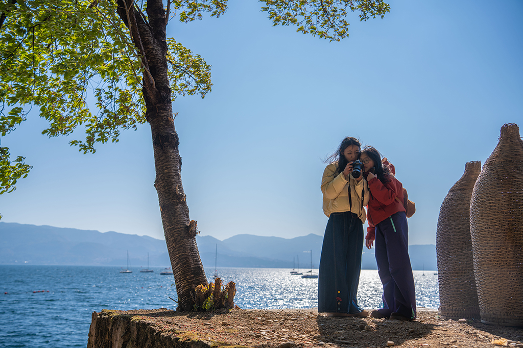 1月27日，游客在云南省玉溪市抚仙湖畔游玩。