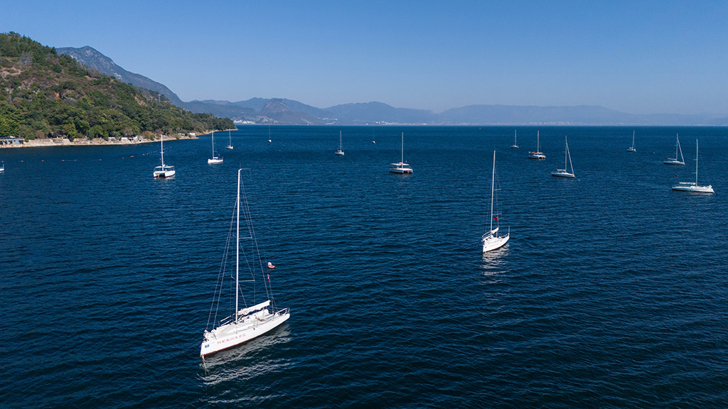 1月27日在云南省玉溪市拍摄的抚仙湖上的游船（无人机照片）。