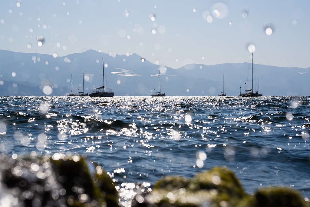 1月27日在云南省玉溪市拍摄的抚仙湖上的游船。