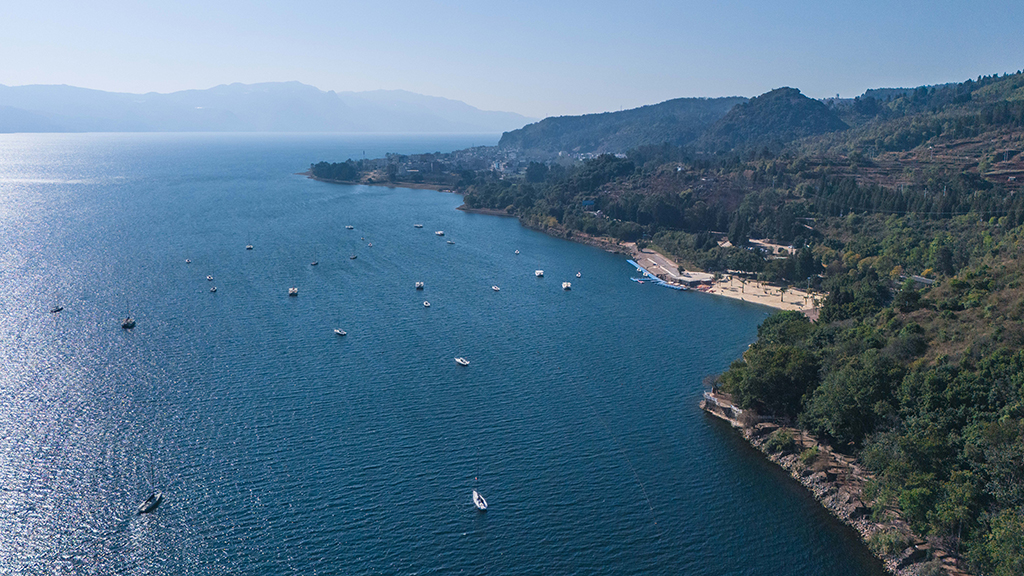 1月27日在云南省玉溪市拍摄的抚仙湖一景（无人机照片）。