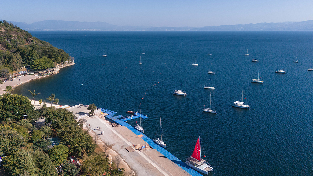 1月27日在云南省玉溪市拍摄的明星鱼洞景区一景（无人机照片）。