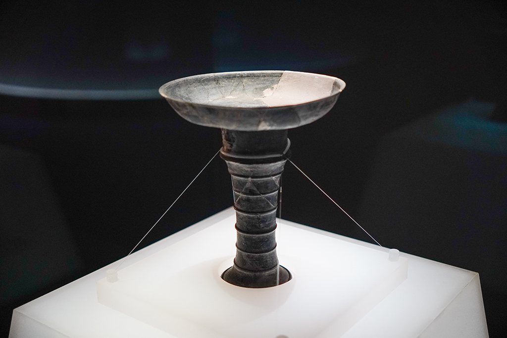 这是1月27日在山东博物馆“对话蛋壳黑陶高柄杯”明星文物展上拍摄的龙山文化蛋壳陶杯。新华社记者 徐速绘 摄