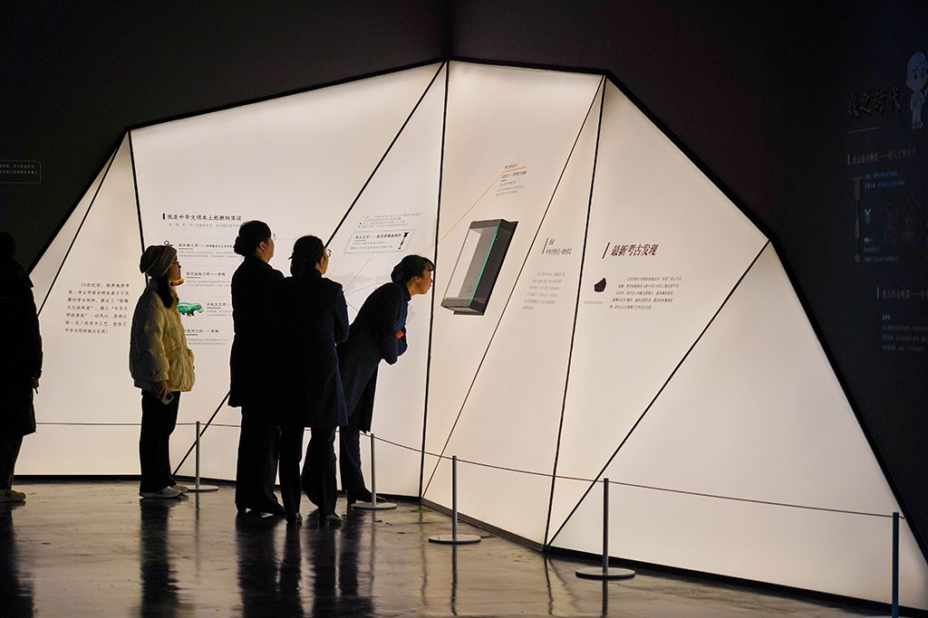 1月27日，观众在山东博物馆参观“对话蛋壳黑陶高柄杯”明星文物展。新华社记者 徐速绘 摄