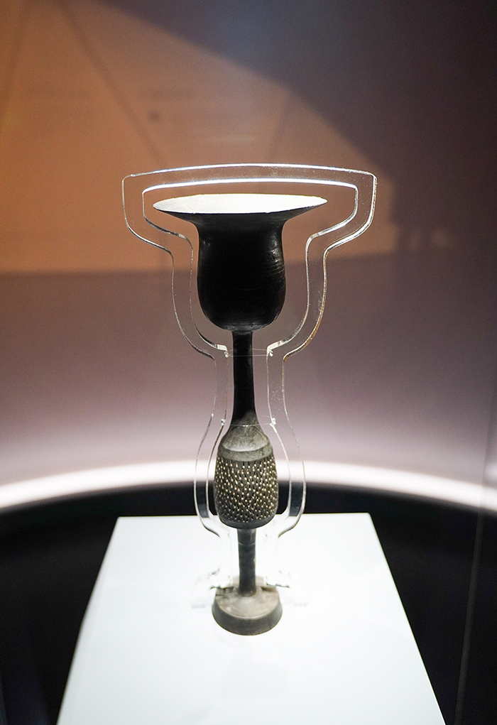 这是1月27日在山东博物馆“对话蛋壳黑陶高柄杯”明星文物展上拍摄的龙山文化蛋壳黑陶高柄杯。新华社记者 徐速绘 摄