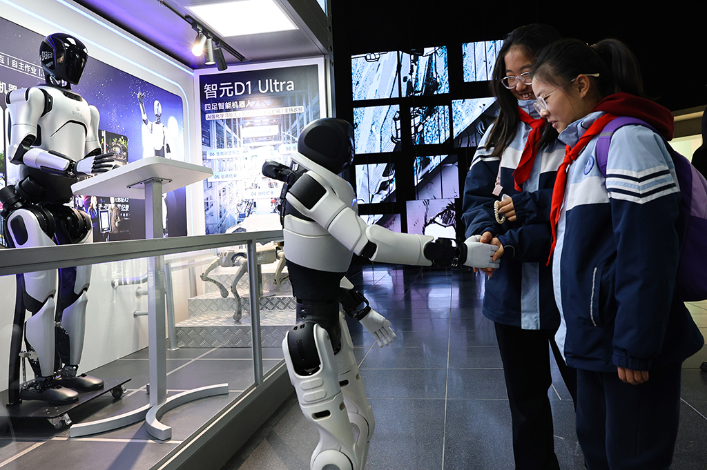 1月27日，参观者在上海科技馆“明日行者”展区内与机器人握手互动。