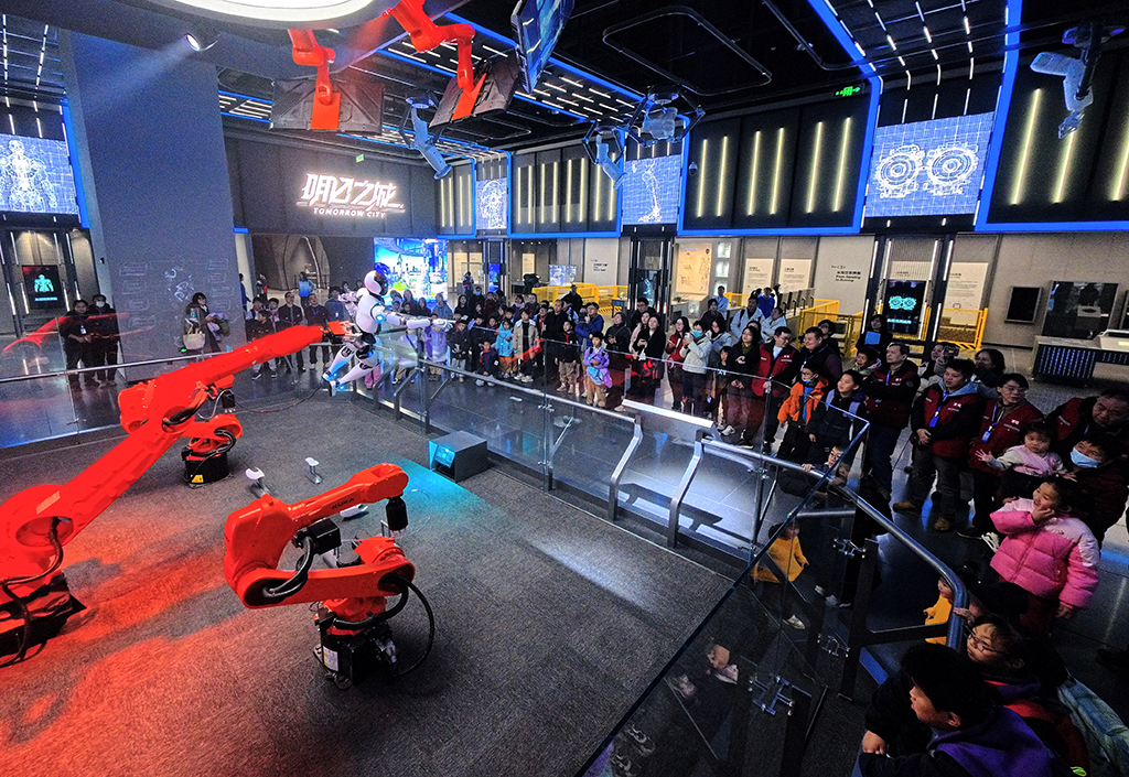 1月27日，参观者在上海科技馆“明日行者”展区内观看机器人表演。