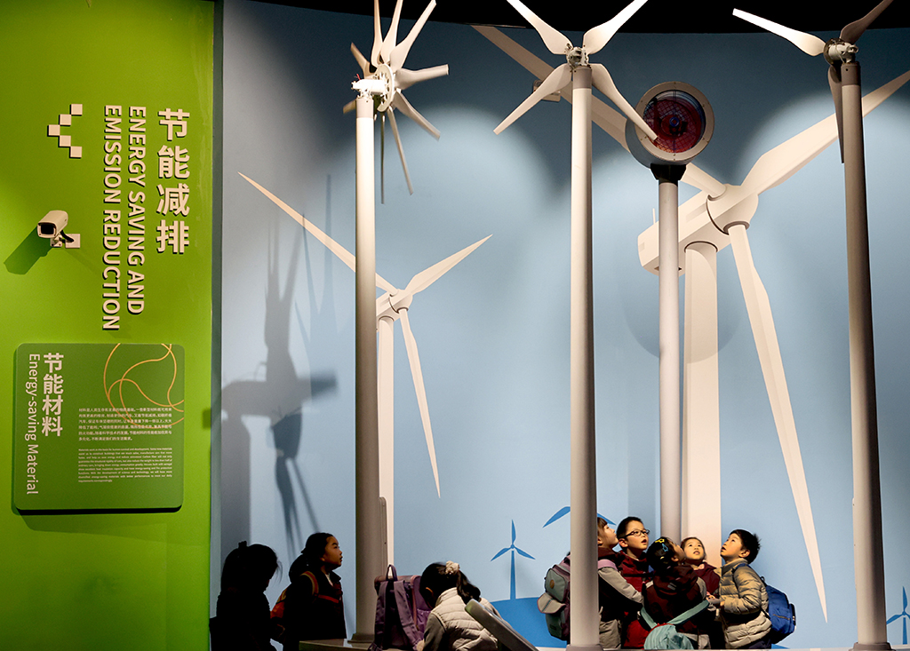 1月27日，小朋友在上海科技馆“源动未来”展区内一组风电模型下参观。