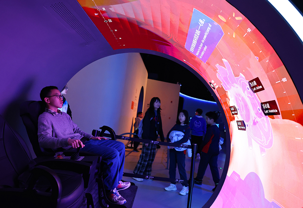 1月27日，参观者在上海科技馆“神奇的我”展区内体验“血管漫游”体感游戏。