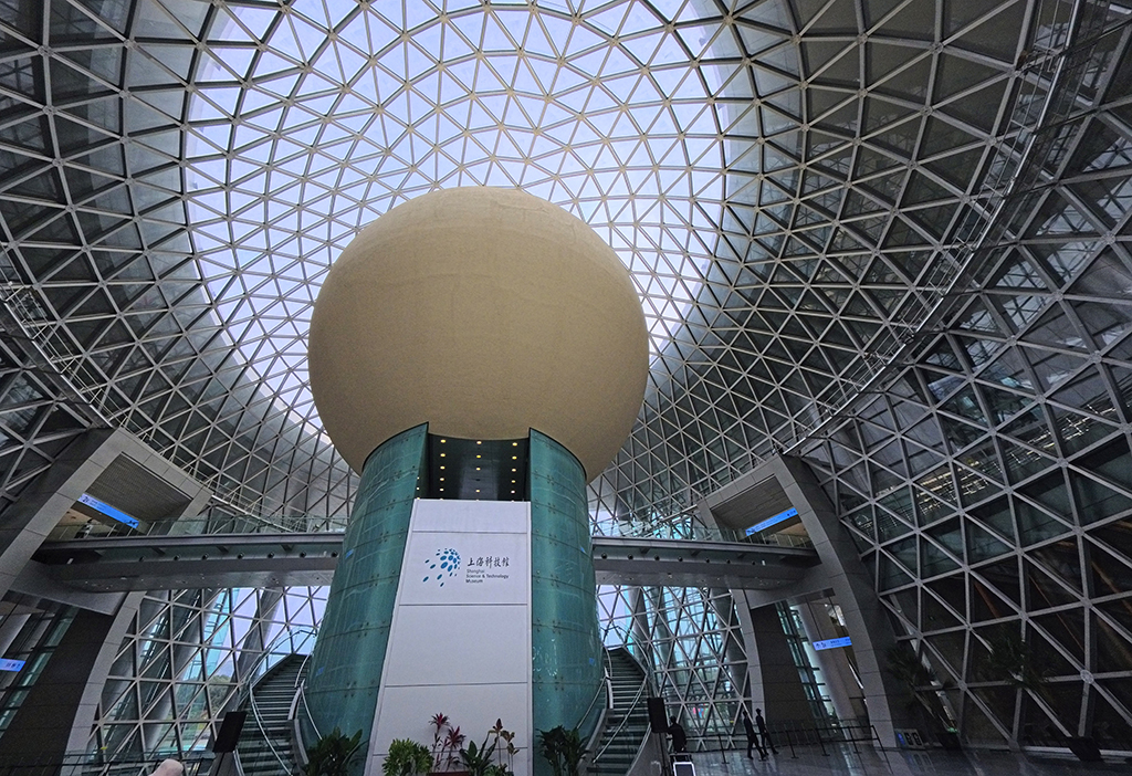 1月27日拍摄的上海科技馆内的四维影院（中）外景。