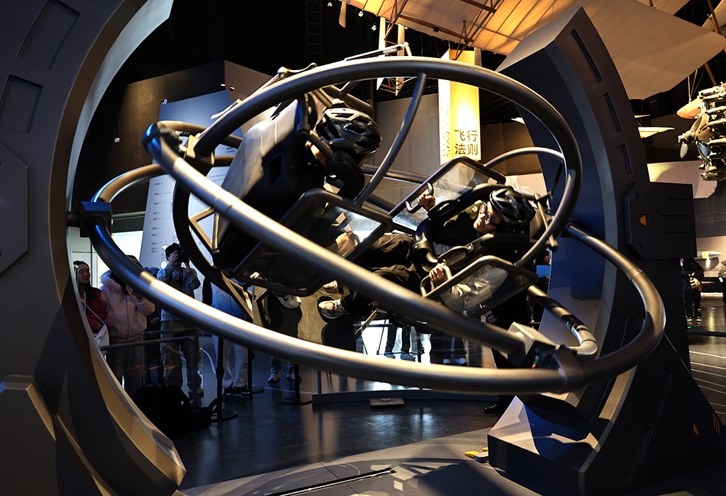1月27日，参观者在上海科技馆“飞行探秘”展区内体验乘坐四轴平衡器。