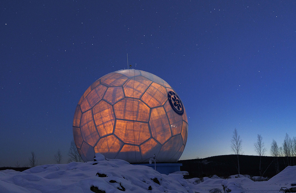 1月24日拍摄的星空下的天线罩。