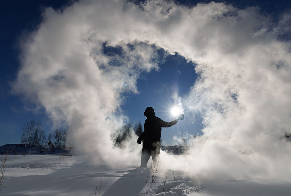 1月25日,工作之余,田冬在玩泼水成冰。