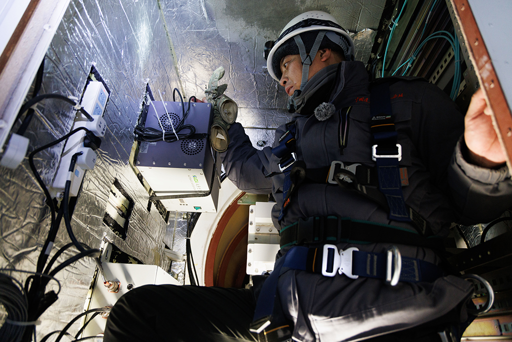 1月25日,站长施胜浦在天线的中心体里维护设备。