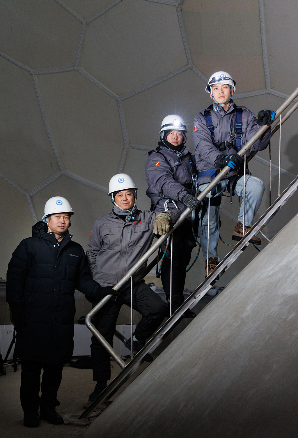 漠河站站长施胜浦(左二),工程师高景飞(左一)、李强(左三),助理工程师田冬在天线罩内合影(1月24日摄)。