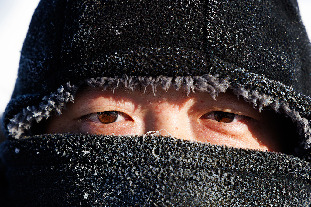 1月25日,户外作业不久,漠河站的工程师李强的帽子已凝结白霜。