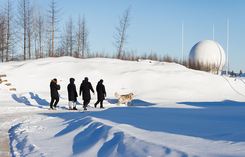 1月25日，李强、田冬、施胜浦、高景飞（从左至右）维护完接收系统后返回办公楼。