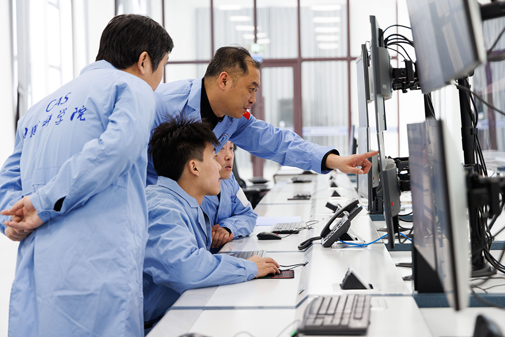 1月24日，施胜浦（左三）、高景飞（左一）、李强（左四）、田冬（左二）在漠河站机房监测卫星数据接收系统运行情况。