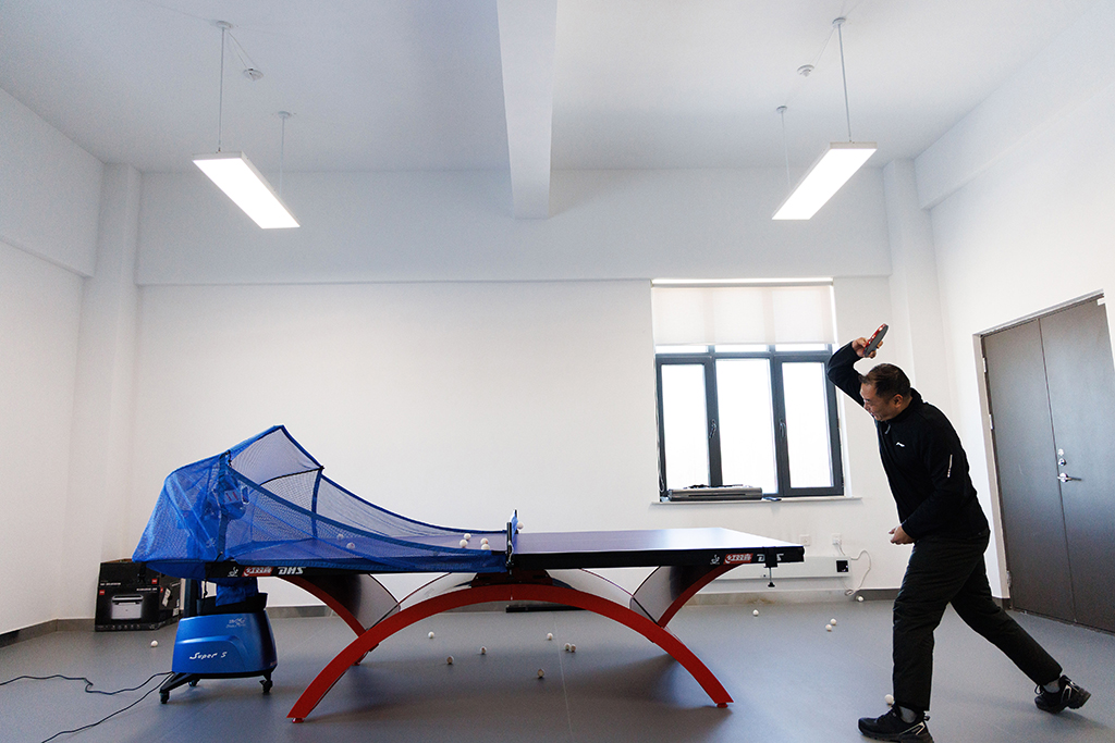 1月25日，漠河站站长施胜浦在活动室打乒乓球。活动室配备了发球机，方便站里只有一人值守时活动。