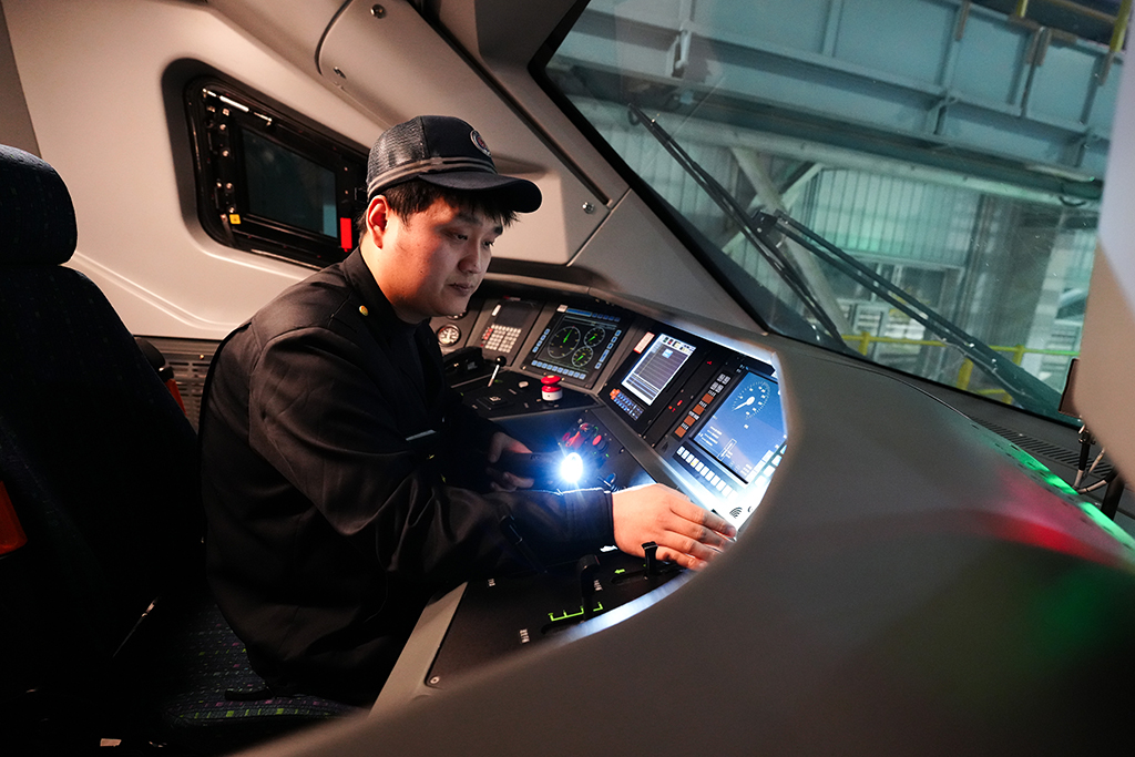 1月27日，中国铁路青藏集团有限公司西宁车辆段动车运用车间工作人员葛少康在检查司机室操作台。