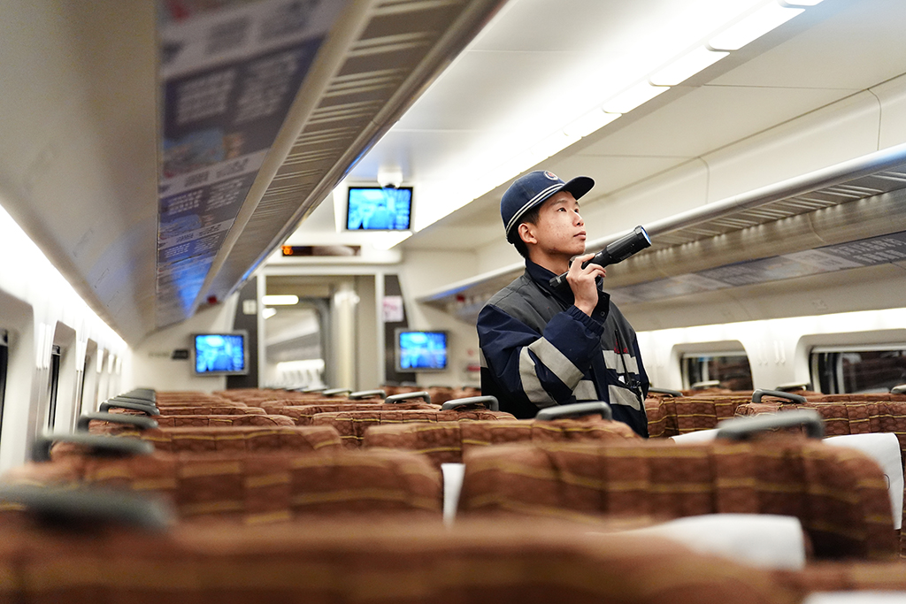 1月27日，中国铁路青藏集团有限公司西宁车辆段动车运用车间工作人员黄思豪在检查车内上部服务设施。