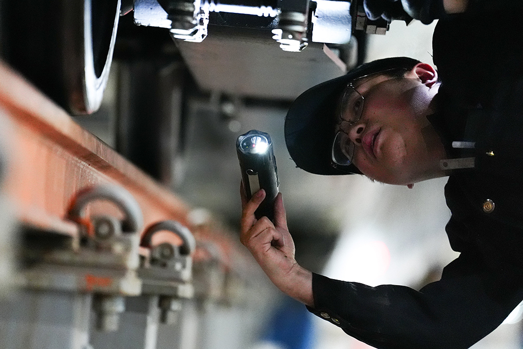 1月27日，中国铁路青藏集团有限公司西宁车辆段动车运用车间工作人员杨勤雪在检查转向架。