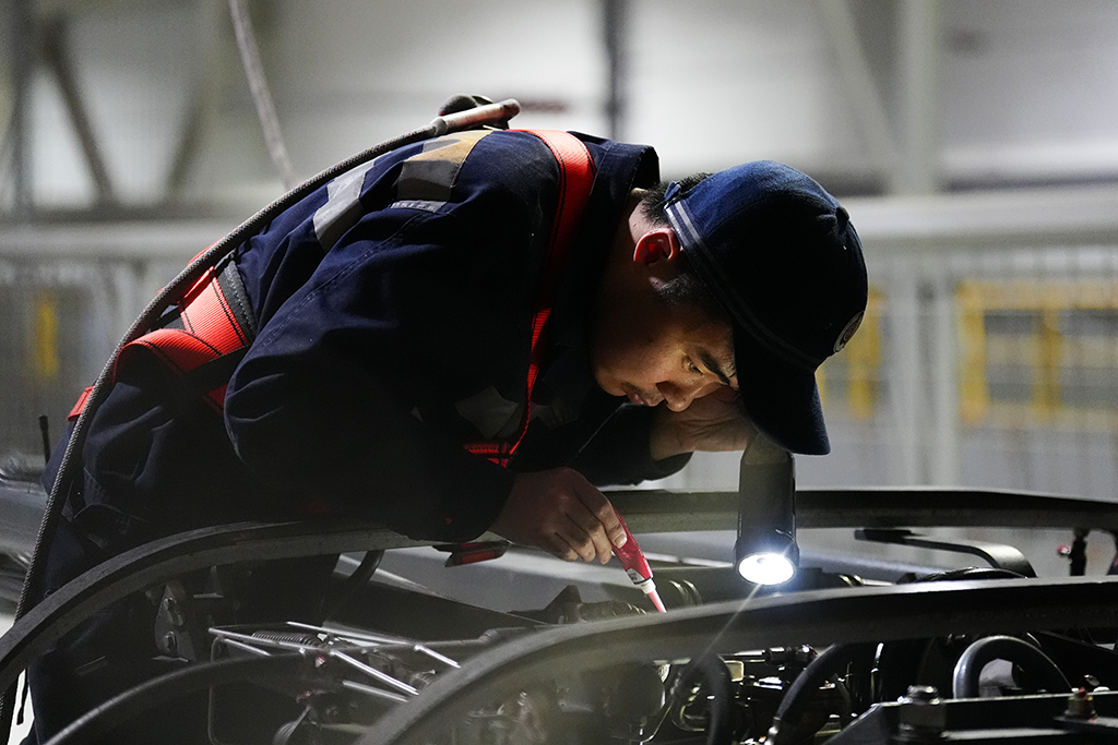 1月27日，中国铁路青藏集团有限公司西宁车辆段动车运用车间工作人员程俊刚在检查受电弓。