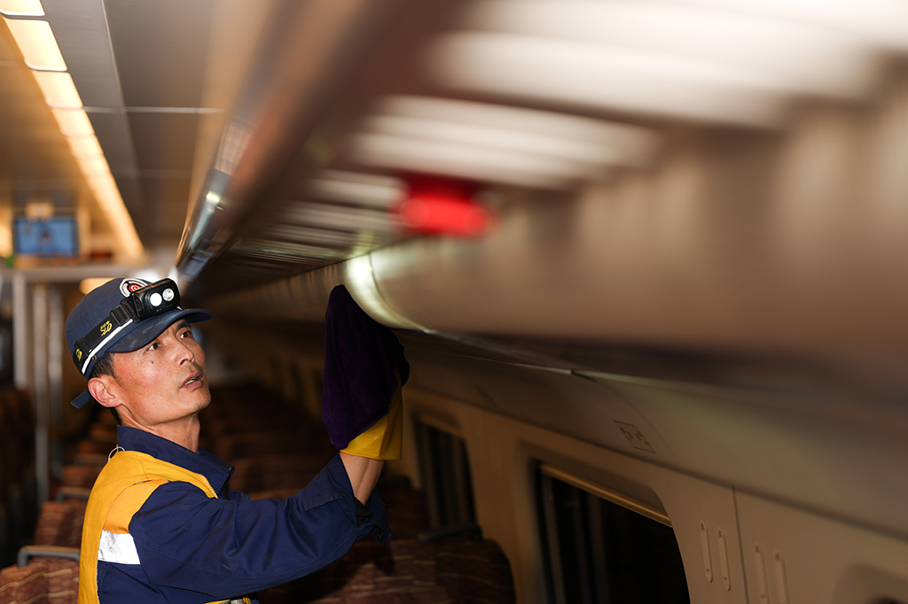 1月27日，中国铁路青藏集团有限公司西宁车辆段动车运用车间一体化单位工作人员程辉祖在清洁行李架。