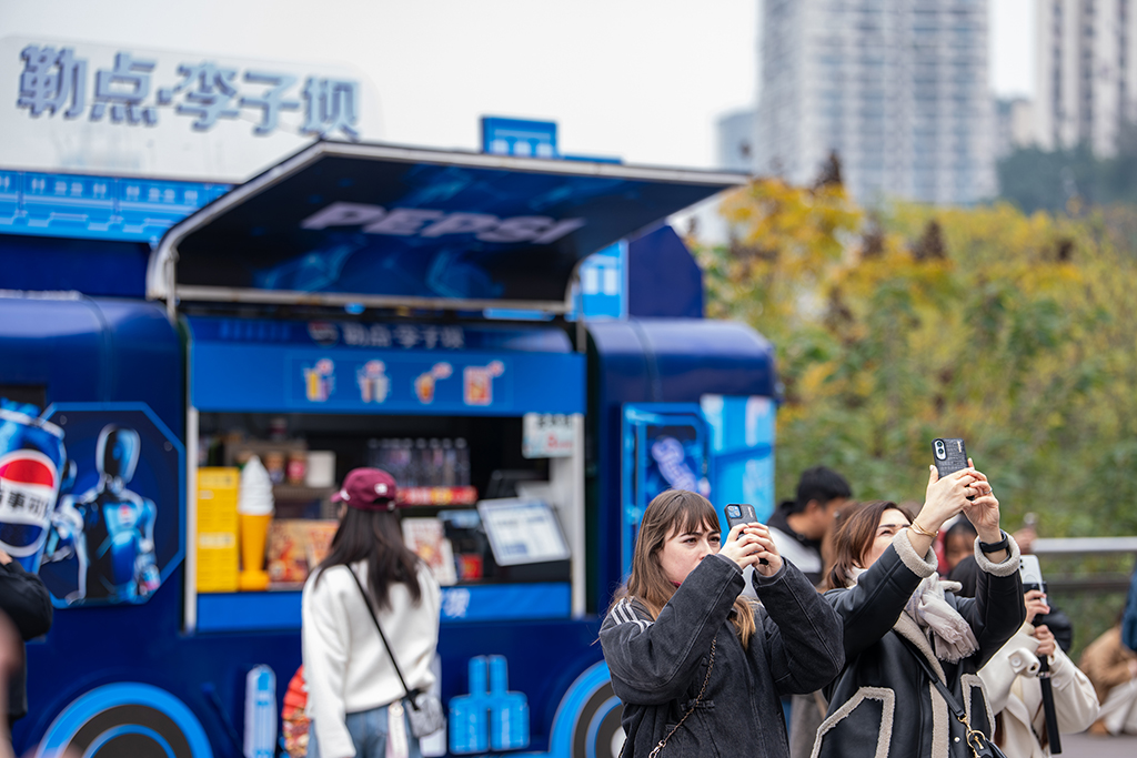 外籍游客在重庆市渝中区李子坝游玩（1月7日摄）。