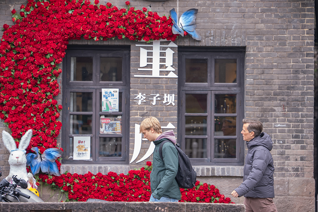 外籍游客在重庆市渝中区李子坝游玩（1月7日摄）。