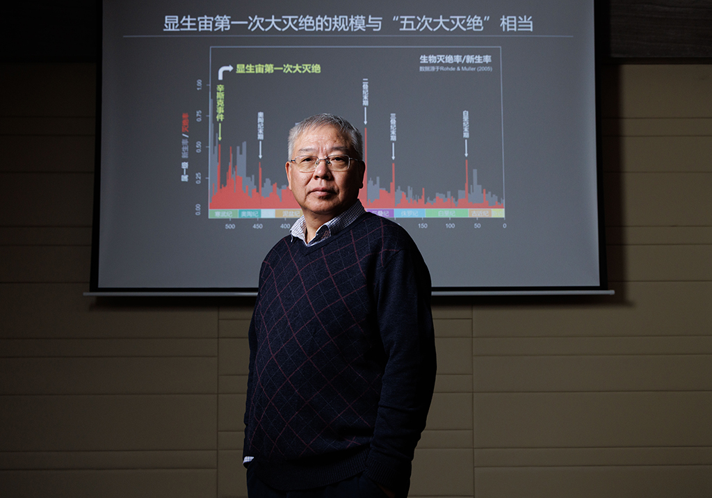 1月22日，中国科学院院士、研究员朱茂炎在中国科学院南京地质古生物研究所会议室留影。新华社记者 金立旺 摄