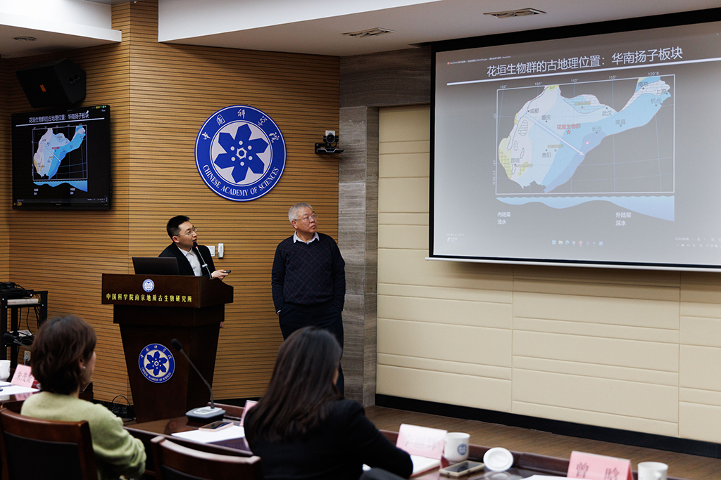 1月22日，在中国科学院南京地质古生物研究所举行的发布会上，中国科学院院士、研究员朱茂炎（右）和副研究员曾晗就花垣生物群的发现回答媒体提问。新华社记者 金立旺 摄