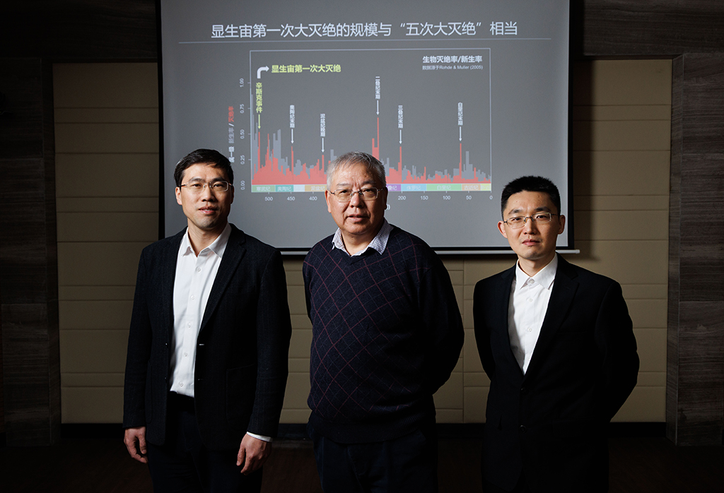 1月22日，在中国科学院南京地质古生物研究所实验室，团队部分成员：中国科学院院士、研究员朱茂炎（中），研究员赵方臣（左），副研究员曾晗（右）合影留念。新华社记者 金立旺 摄