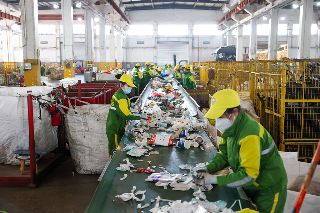 2026年1月14日,工作人员在浙江虎哥废物管理有限公司的回收车间内工作。新华社记者 江汉 摄