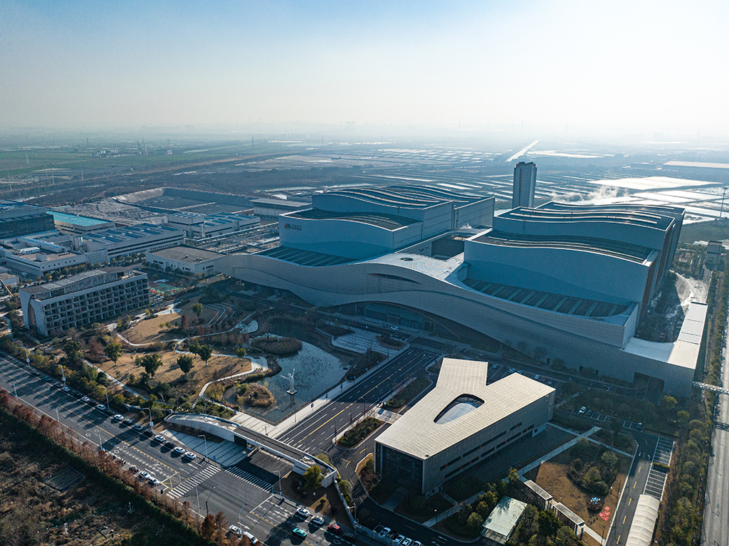 这是2026年1月14日拍摄的杭州临江环境能源有限公司外景(无人机照片)。新华社记者 江汉 摄